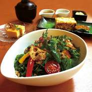 有機野菜のサラダライス（日替わりデザート付）