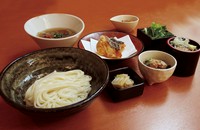 富山の名産【氷見うどん】使用。
 細麺だけどもちもち麺！
3種のつゆで楽しみながらお召し上がりください。