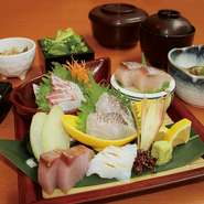 新潟・北陸から直送の新鮮鮮魚を刺身でご提供。
 御飯に乗っけて海鮮丼にしてもよし！刺身で食べるもよし！日本酒のつまみにするもよし！ 