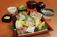 新潟・北陸から直送の新鮮鮮魚を刺身でご提供。
 御飯に乗っけて海鮮丼にしてもよし！刺身で食べるもよし！日本酒のつまみにするもよし！ 