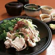 新潟県産【越後もち豚】使用。
2種のドレッシングで味の変化をお楽しみください！ 