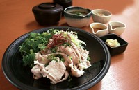 新潟県産【越後もち豚】使用。
2種のドレッシングで味の変化をお楽しみください！ 