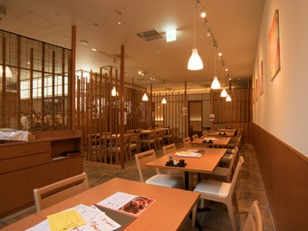 ゆったりと料理とお酒が楽しめる、落ち着いたモダンな空間