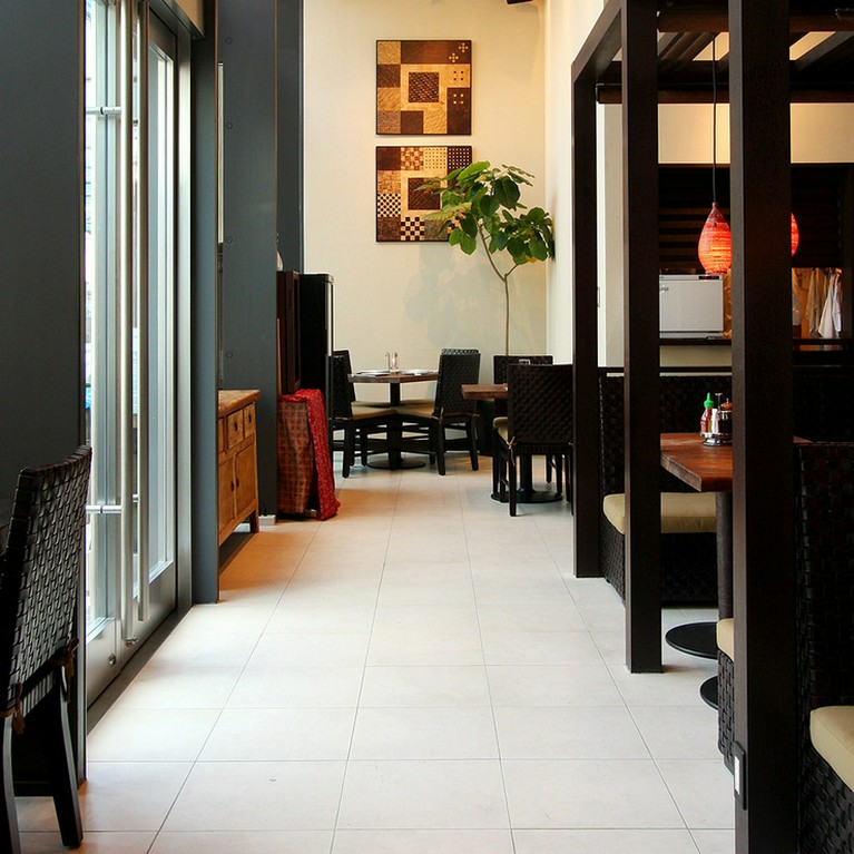 高い天井で開放感あふれるアジアンリゾートダイニング