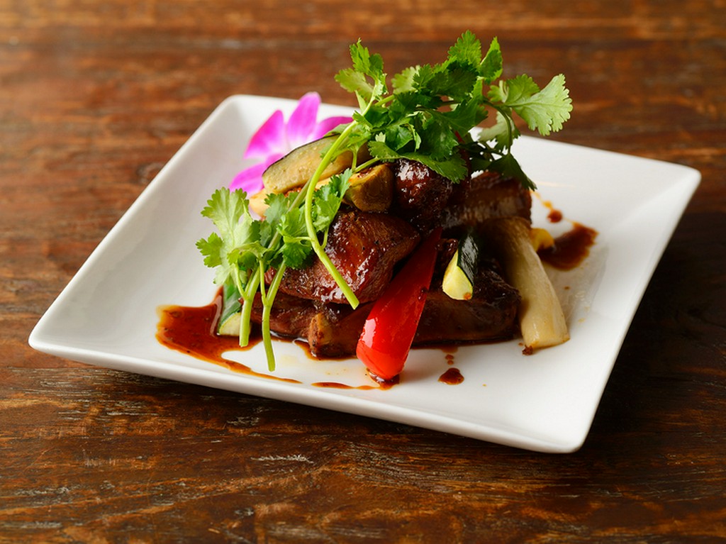 香ばしさが食欲をそそる『ローストスペアリブ　旬の野菜添え』