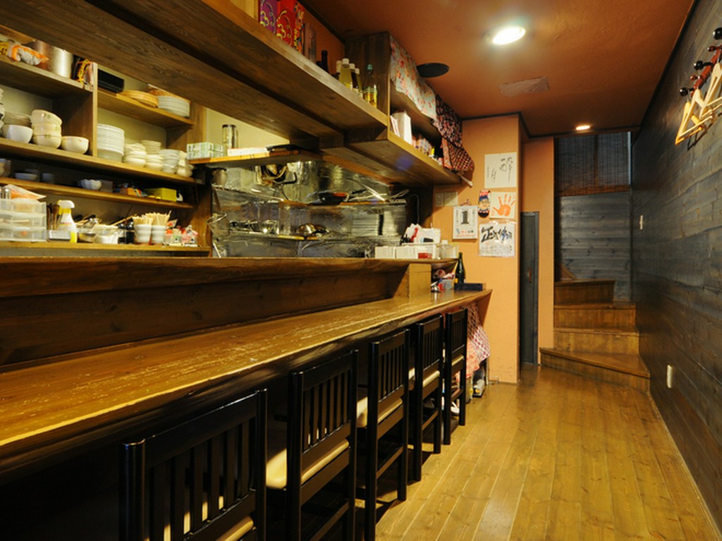 1Fカウンター席もあり、気軽に入れる雰囲気