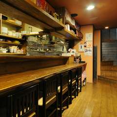 1Fカウンター席もあり、気軽に入れる雰囲気