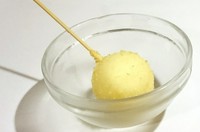 サクサクモチモチの衣と、冷た～いアイスが一つに！　中のアイスが溶けない内にお召し上がりください。