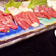 赤身、中バラ、霜降、そしてタテガミを味わえる贅沢な一皿！当店の馬肉が初めてという方は、まずこちらからどうぞ。