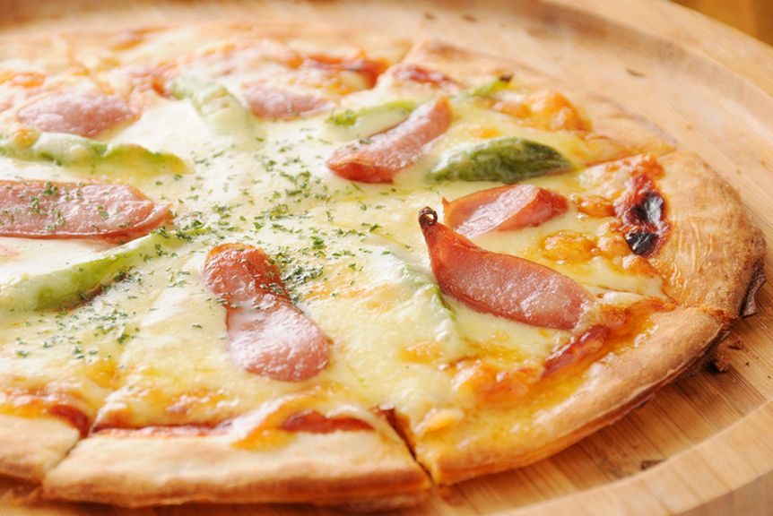 アスパラとソーセージのピザ