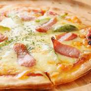 アスパラとソーセージのピザ