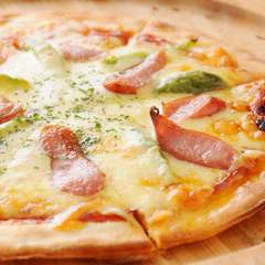 アスパラとソーセージのピザ