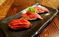上質な旨味と、あっさりしつつも甘みのある脂が特徴の土佐和牛を炙り、寿司にてご提供。
とろけるような柔らかさとしっかりした食感が両立した人気の逸品です。