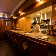 格式がありながら、料理長の人柄を反映するかのようなアットホームな雰囲気が魅力。カウンター席もあり、料理長との会話を楽しみながら、1人でも気軽に日本料理を楽しむことができます。