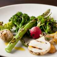 自然豊かな京都・大原で栽培される旬の有機野菜。料理長自らが畑に出向き農家さんの想いも一緒に収穫しています。水々しく、味が濃くてとても美味。野菜をたっぷり使った四季折々のメニューをぜひお試しあれ。