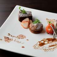 常日頃の感謝や記念日、誕生日など気持ちを伝えてくれるメッセージプレート。予約時に相談しておけば、メッセージや可愛らしいイラストなどを描いてもらえます。サプライズにもおすすめ。