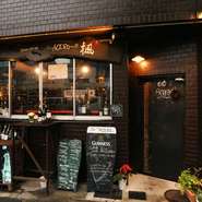 結婚式の2次会や打ち上げ、謝恩会など大人数でのパーティーに最適なおしゃれなフロア。シックな装いの2階と明るい雰囲気のある1階を合わせて利用することもできます。少人数での貸切も可能、事前にぜひ相談を。