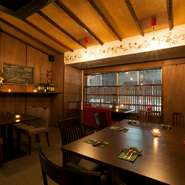 「西院」駅のほぼ真上。徒歩1分の場所にある【楓バル　ACERO】は15名様から貸切OKです。お気軽にお問合せください。