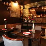 肩肘張らずに大人のデートを過ごせる心地の良い空間。カクテルやワインが豊富にそろっているので、女性にも好評です。お肉だけでなく、ヘルシーな野菜やデザートが充実しているのも心強い限り。