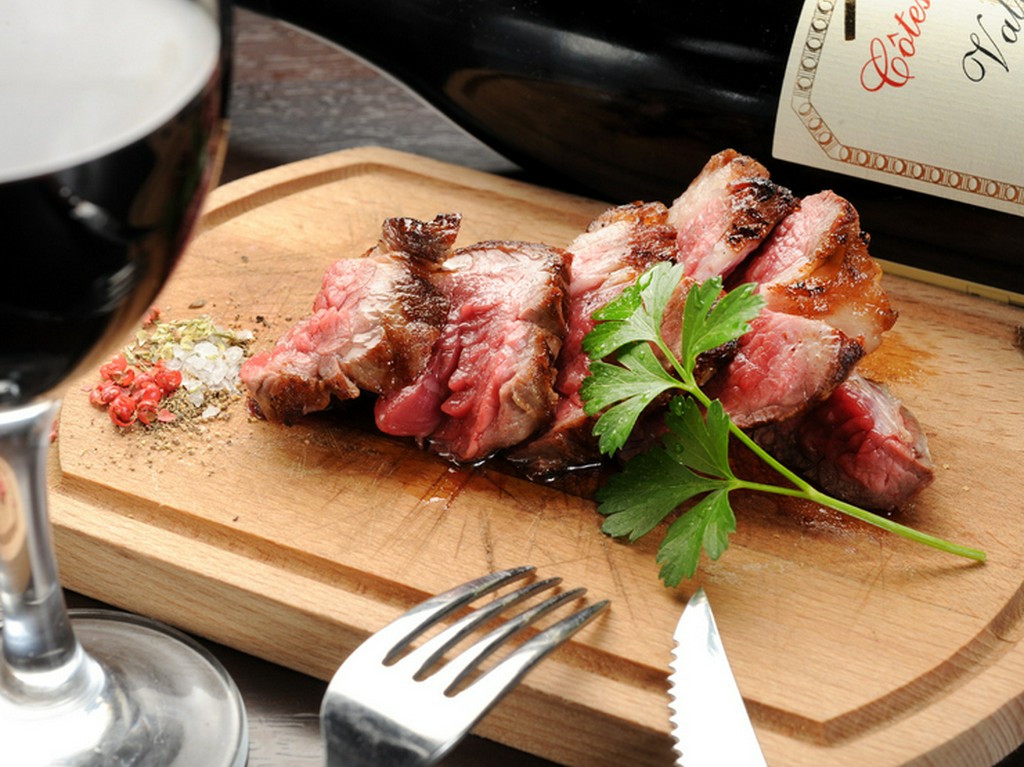 新鮮なお肉をシンプルな味付けでいただく『土佐あかうしの肩ロースグリル』