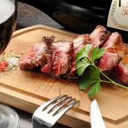 精肉店から届く鮮度のよい赤身肉。食べた時に口の中に広がる美味しさと幸せを噛みしめながら堪能してください。