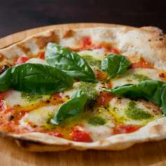 イタリア直送のモッツァレラと、ソースにたっぷりの大原トマトを使用した『大原トマトのマルゲリータ』