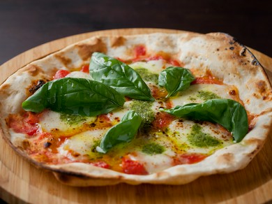 イタリア直送のモッツァレラと、ソースにたっぷりの大原トマトを使用した『大原トマトのマルゲリータ』