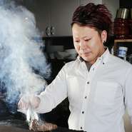 「しなくてはいけない」ではなく、どうしたら喜んでいただけるかをスタッフがそれぞれに考えています。お客様の顔を見て、その方のために料理をつくる。作り手の想いが届くようなサービスを心がけています。