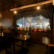 1階と2階の雰囲気を変えてあるので、会の趣旨に合わせてゆったりと過ごしていただけます。少人数での貸切もぜひご相談を。食事を中心としたお席だけでなく、少し飲み足りないような時にも気軽にお立ち寄りください。