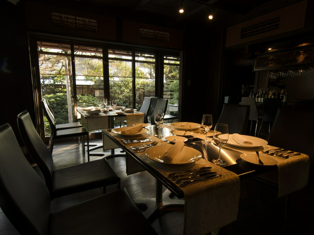 洗練された空間で、丁寧につくりあげられたフレンチを味わう