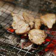 宮崎県が誇る良質な地鶏を使用。コシがあるのに柔らかいジューシーな肉質と旨味を堪能できます。職人ならではの絶妙な焼き加減をお楽しみください。