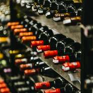 イタリアワインを中心に常時400種類と豊富に揃っています。料理に合わせて、好みのワインで乾杯はいかが。ハウスワイン以外でも何種類かはグラスワインで楽しむことができます。