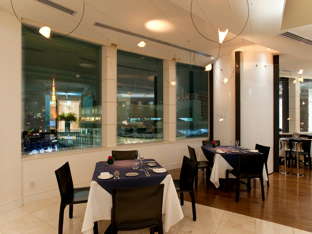 東京タワーの夜景を眺めながら、ロマンチックなディナータイム