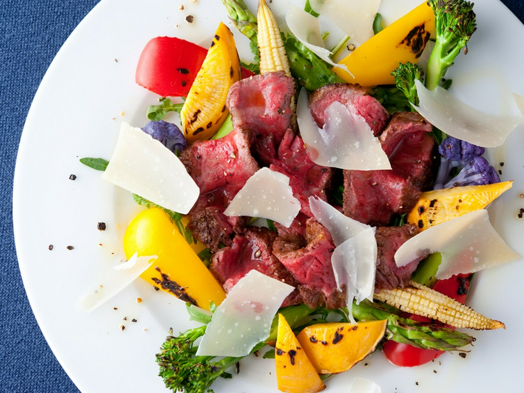 薄くスライスした牛フィレ肉をサラダ風にさっぱりと仕上げた『和牛フィレ肉　有機野菜のタリアータ』