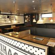 お客様の喜ぶ顔を思い描きながら新しいお料理を生み出しています。最高の素材をお客様にどう喜んで食べてもらうか考え、美味しそうに焼ける音、切り方や盛り付けなど聴覚や視覚でも楽しめる工夫を欠かしません。
