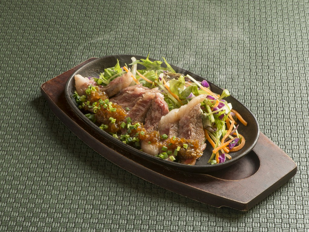 やわらかい絶品和牛を大葉といりごまで風味豊かに仕上げた『豊後牛ステーキ鉄板』