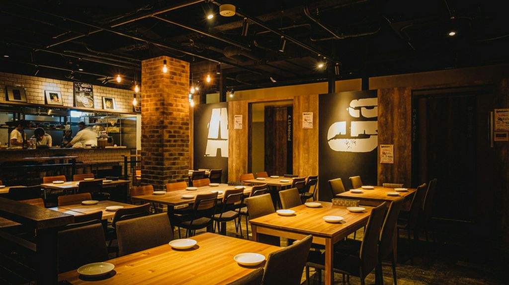 漂う香りに気分が高まる、スタイリッシュな雰囲気の肉バル