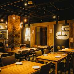 漂う香りに気分が高まる、スタイリッシュな雰囲気の肉バル