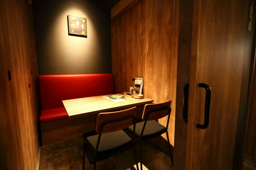 二人の距離が近づく、シックな設えの個室