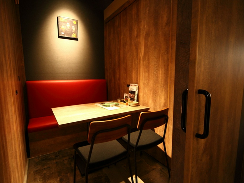 二人の距離が近づく、シックな設えの個室