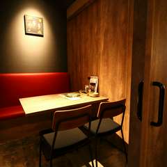 二人の距離が近づく、シックな設えの個室