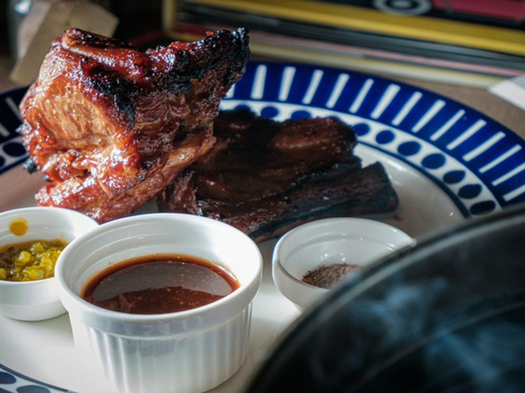 豪快に頬張りたい『ポークスペアリブのテキサスBBQ風』
