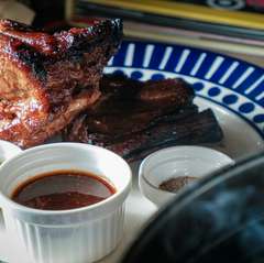 豪快に頬張りたい『ポークスペアリブのテキサスBBQ風』