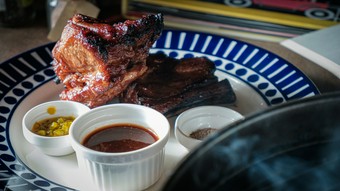 豪快に頬張りたい『ポークスペアリブのテキサスBBQ風』