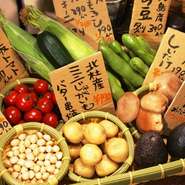 当店では県産の無農薬野菜を、その季節の旬に合わせて仕入れております。体に優しい新鮮野菜を直接お客様のテーブルまでお持ちして、お好きな食材を選んで頂いたものを調理してご提供致します！
