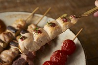 中道の生産者さんより、その日卸したお肉を直接仕入れさせて頂いている、山梨唯一の地どり、甲州地どりのみを使った贅沢な串焼きです。