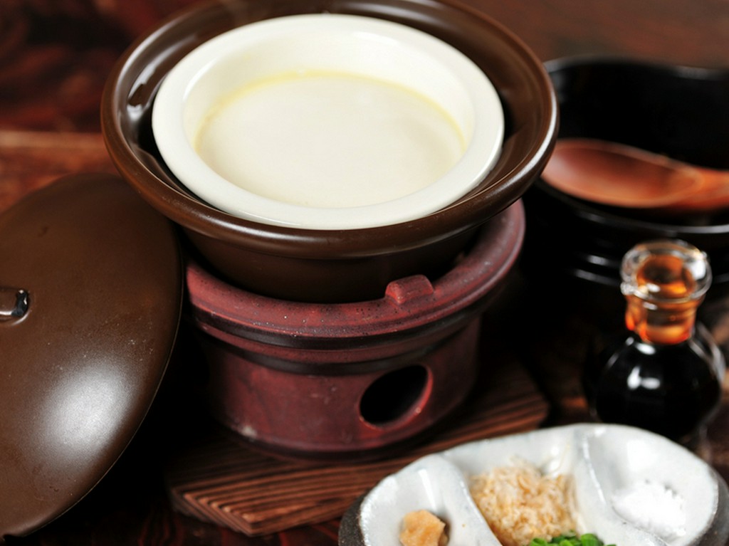 目の前でコトコト仕上がる国産大豆100％の温やっこ