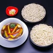 野菜カレーせいろ　ポークカレーせいろ　チキンカレーせいろ　残った汁にそば湯を入れて そば屋のカレースープも楽しめます。