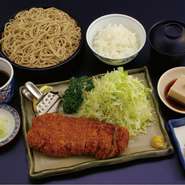 ロースかつ、蕎麦、御飯、小鉢、味噌汁、香り物