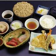 天ぷら、刺身、蕎麦、御飯、小鉢、味噌汁、香り物